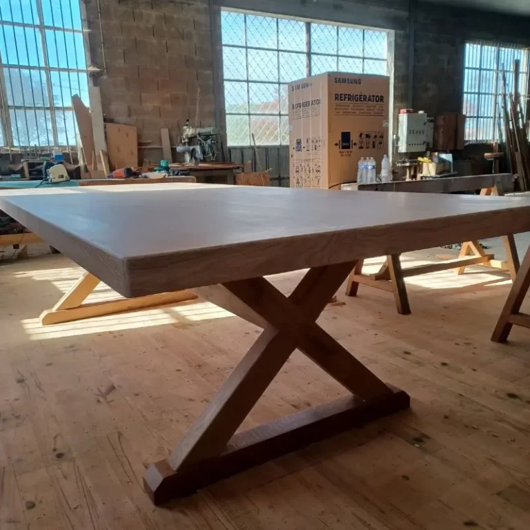 Table en chêne vue de côté dans un atelier